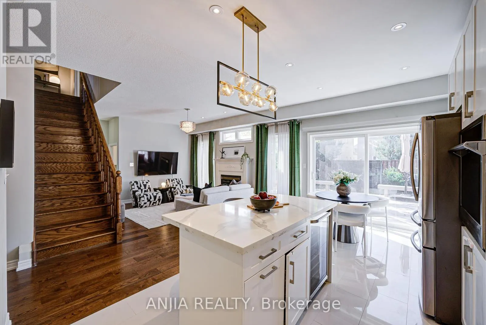 54 RAINBOW VALLEY CRESCENT