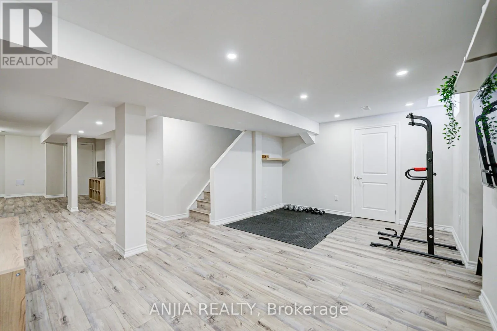 54 RAINBOW VALLEY CRESCENT