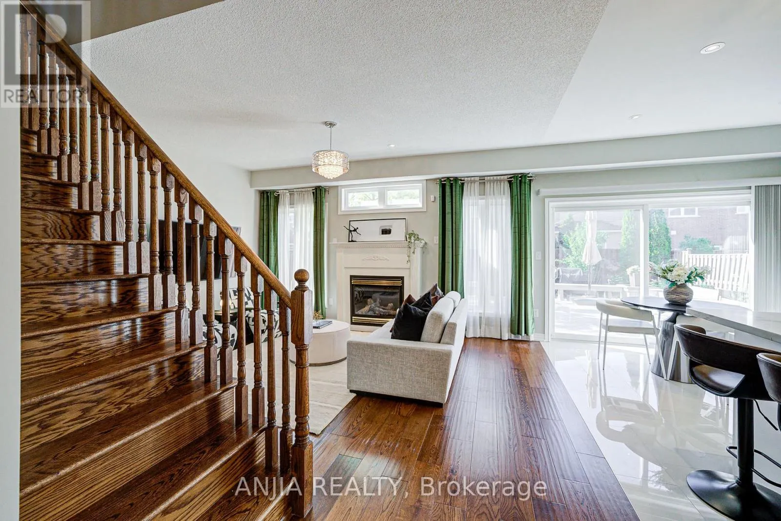 54 RAINBOW VALLEY CRESCENT