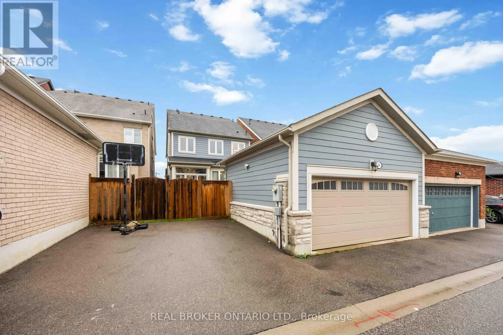 18 LAWRENCE PILKINGTON AVENUE