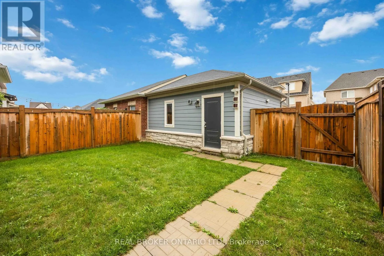 18 LAWRENCE PILKINGTON AVENUE