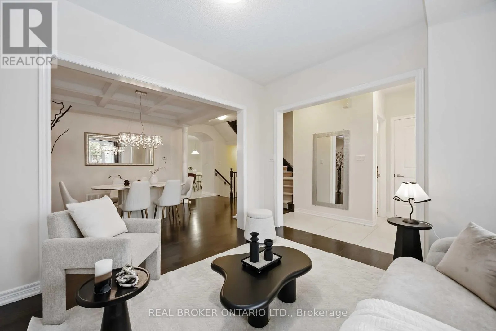 18 LAWRENCE PILKINGTON AVENUE