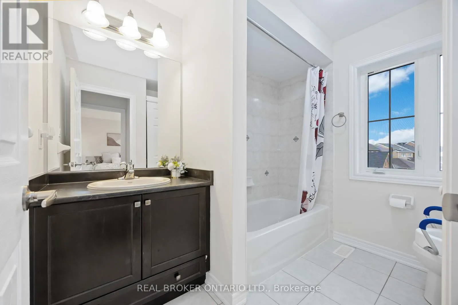 18 LAWRENCE PILKINGTON AVENUE