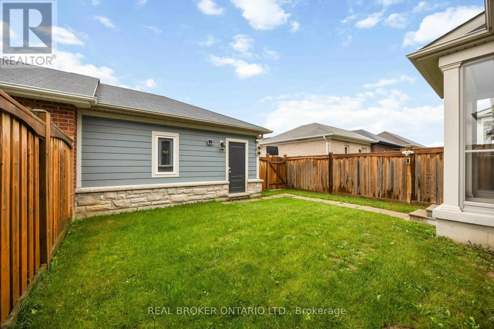 18 LAWRENCE PILKINGTON AVENUE