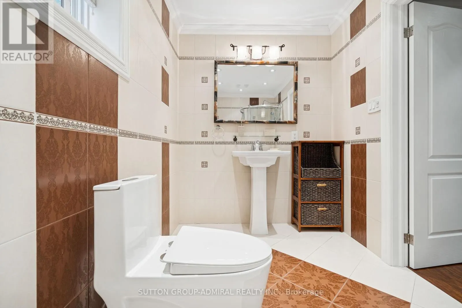 1221 LAURAND STREET