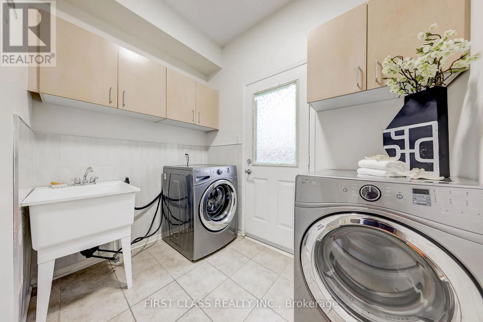 47 LAURAVIEW CRESCENT