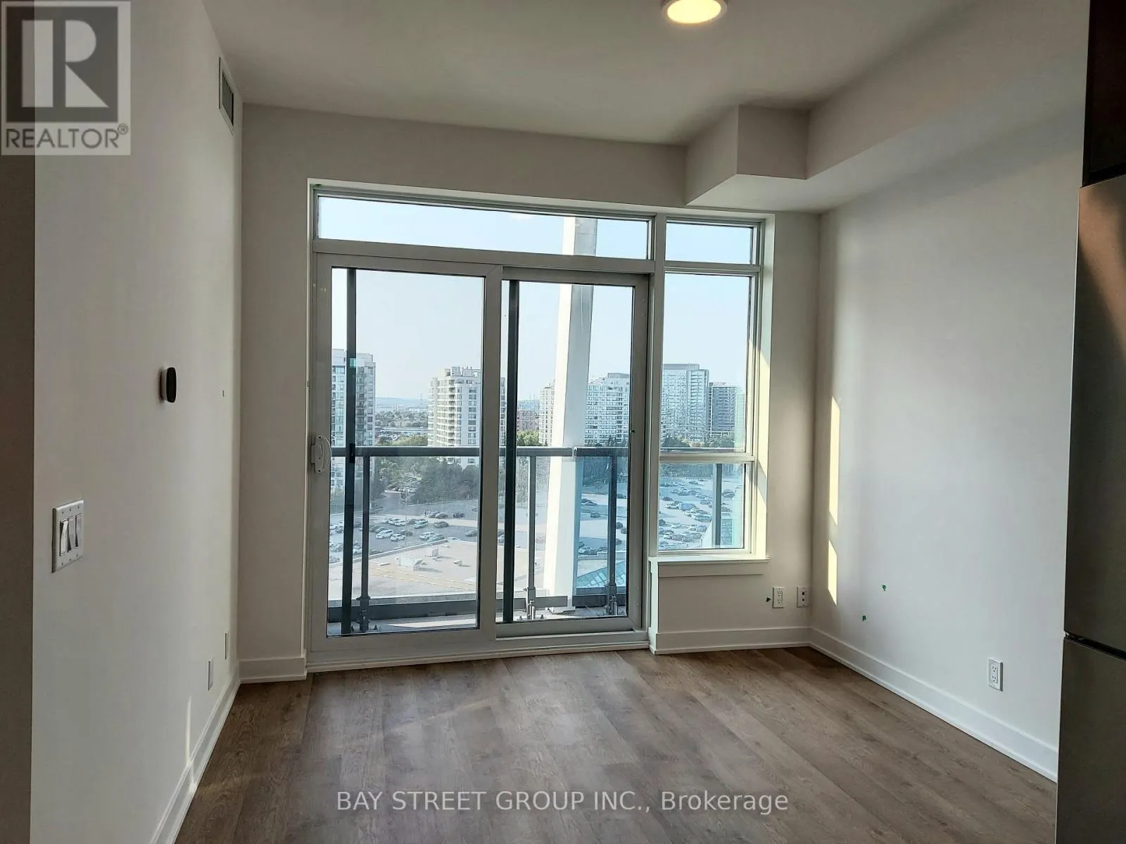 B1006 - 50 UPPER MALL WAY
