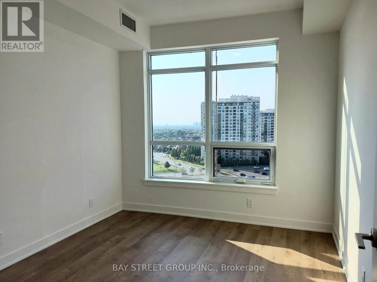 B1006 - 50 UPPER MALL WAY