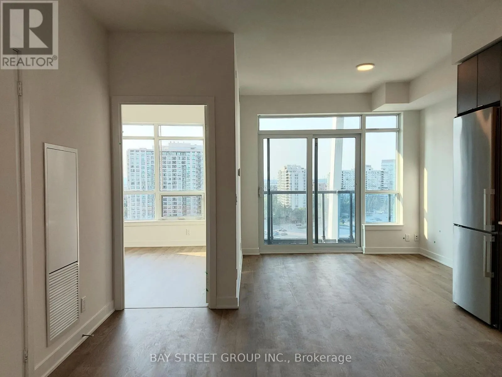B1006 - 50 UPPER MALL WAY