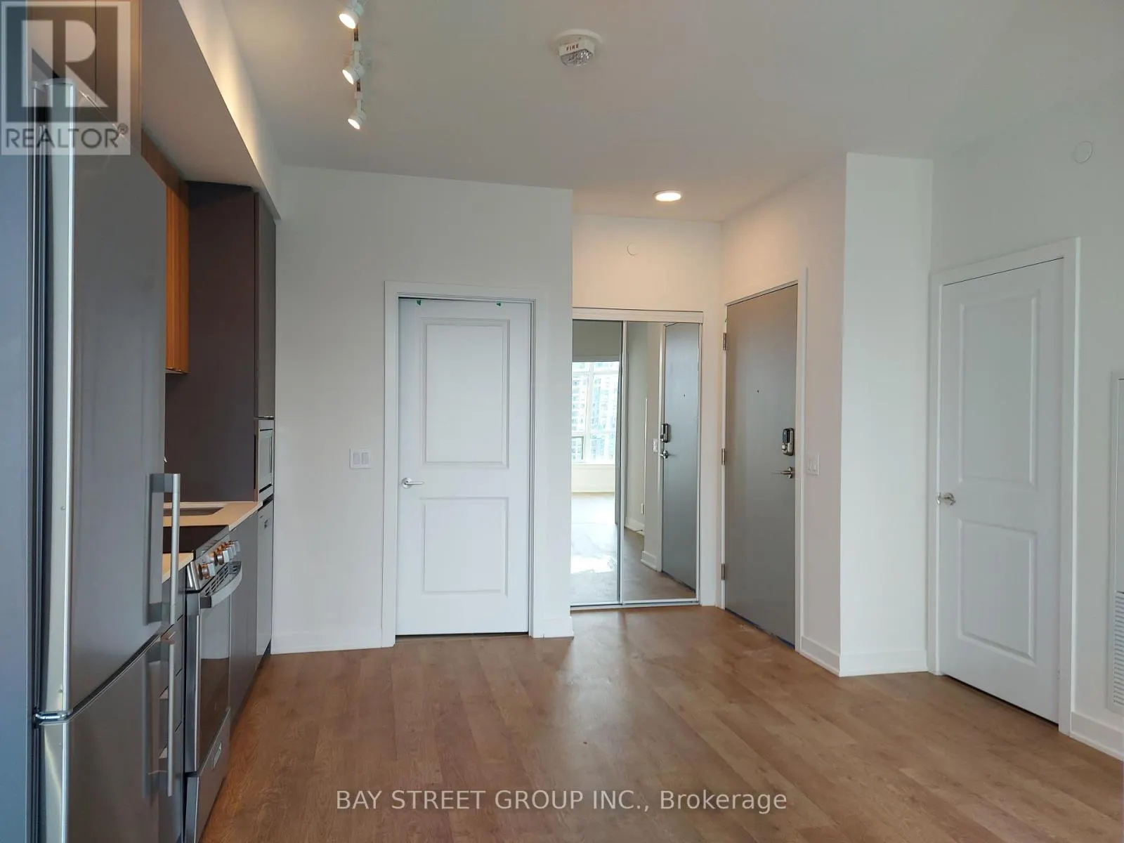 B1006 - 50 UPPER MALL WAY