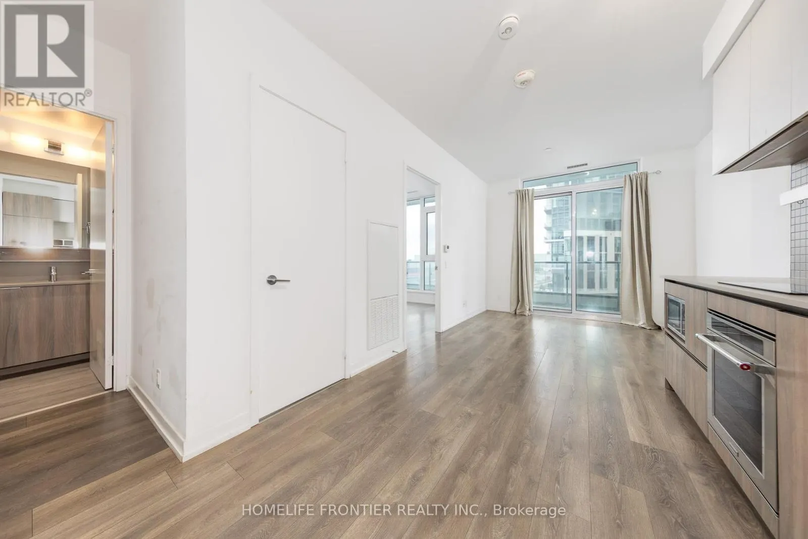 303 - 950 PORTAGE PARKWAY