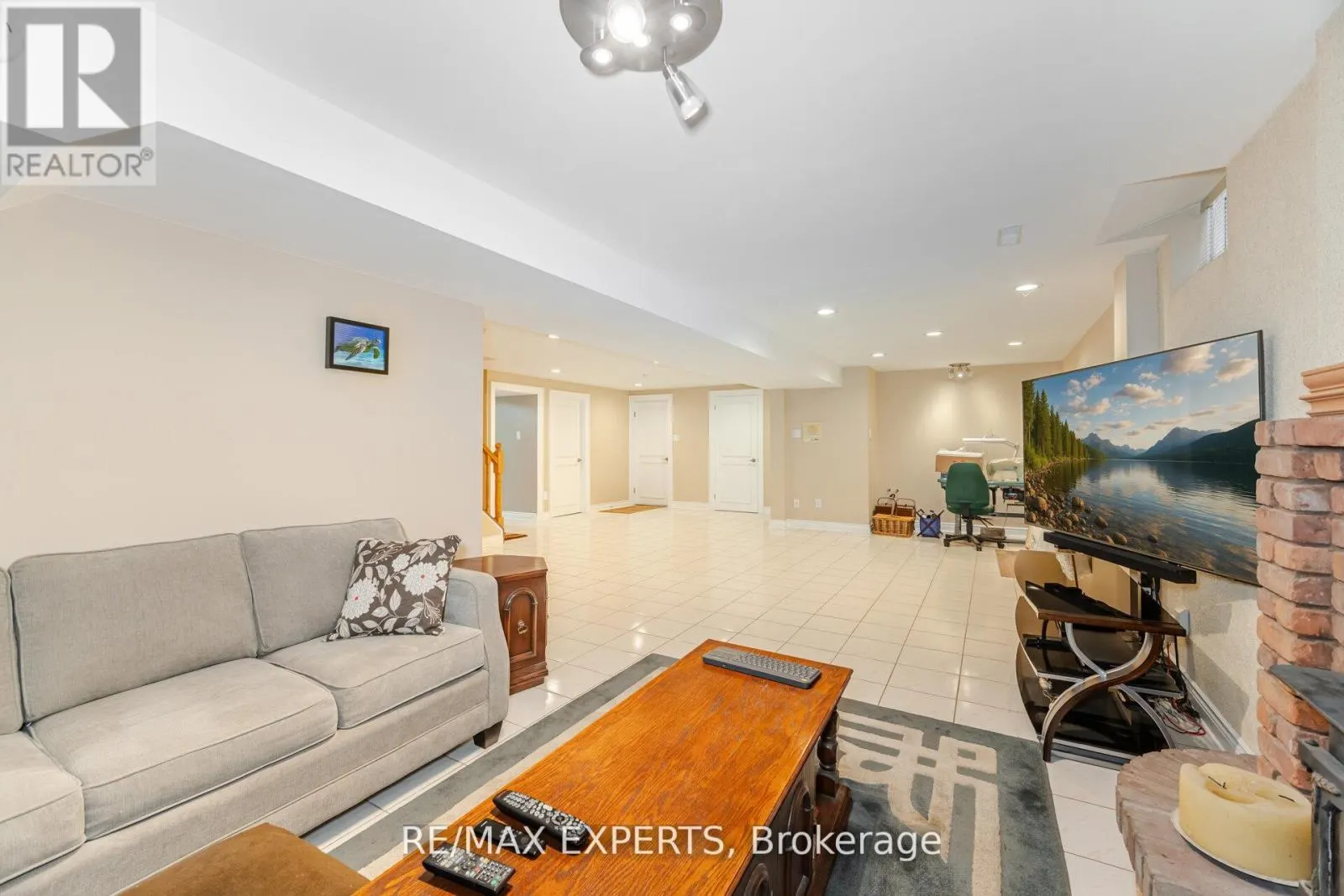 21 WILLIAMSBURG LANE