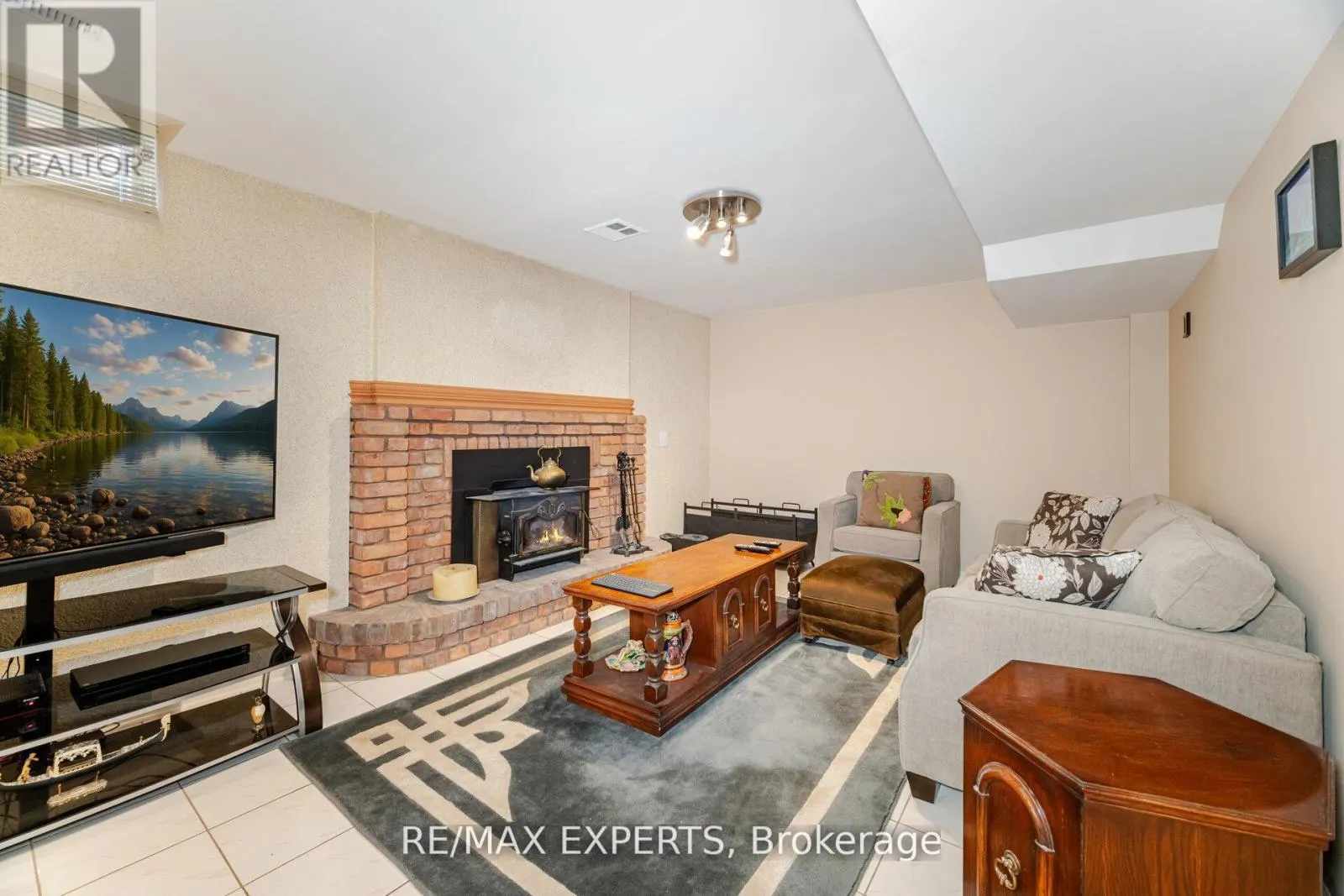 21 WILLIAMSBURG LANE