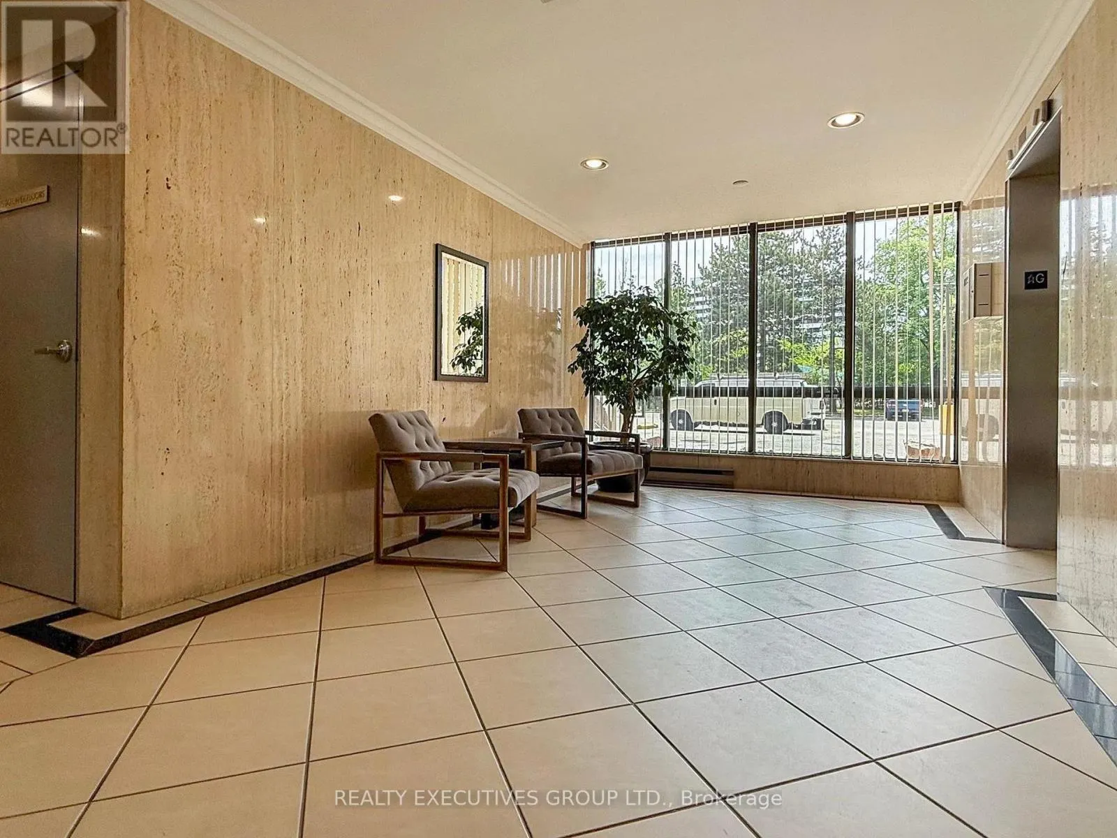 1701 - 8111 YONGE STREET