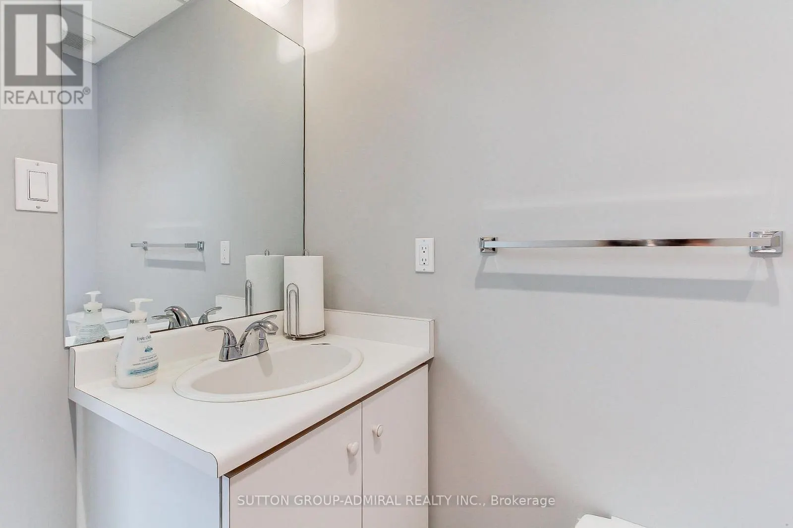 17 - 160 APPLEWOOD CRESCENT