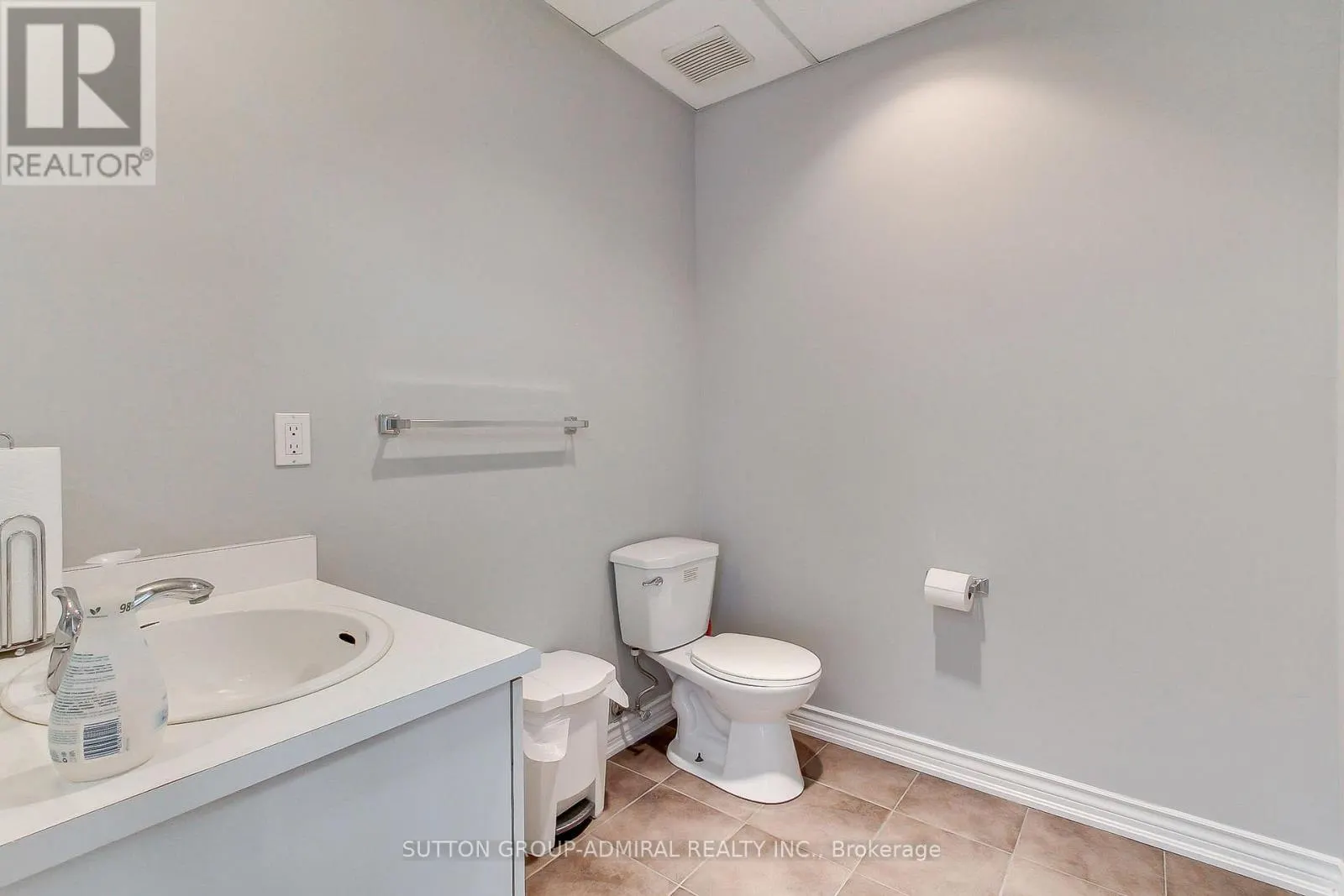17 - 160 APPLEWOOD CRESCENT