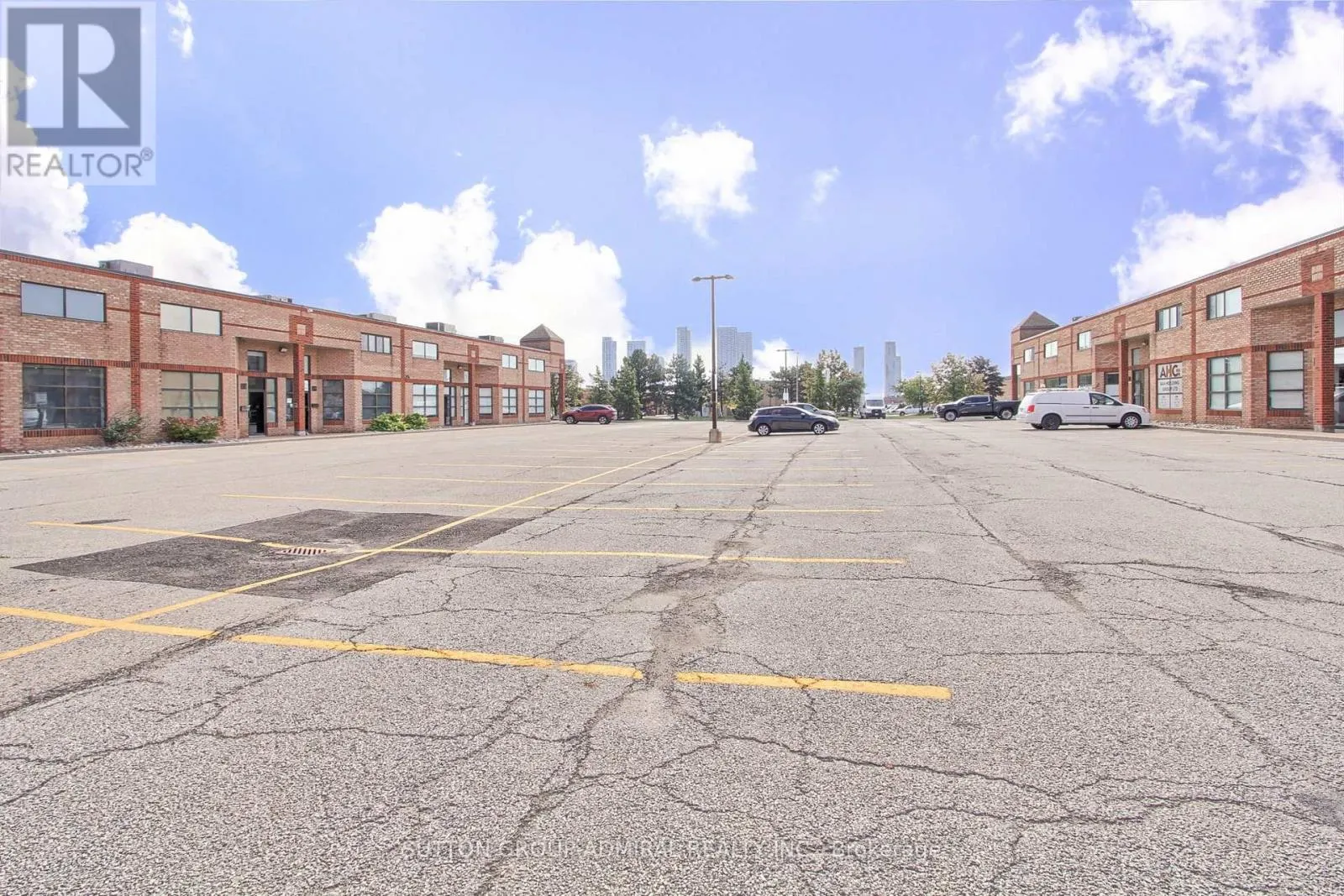 17 - 160 APPLEWOOD CRESCENT