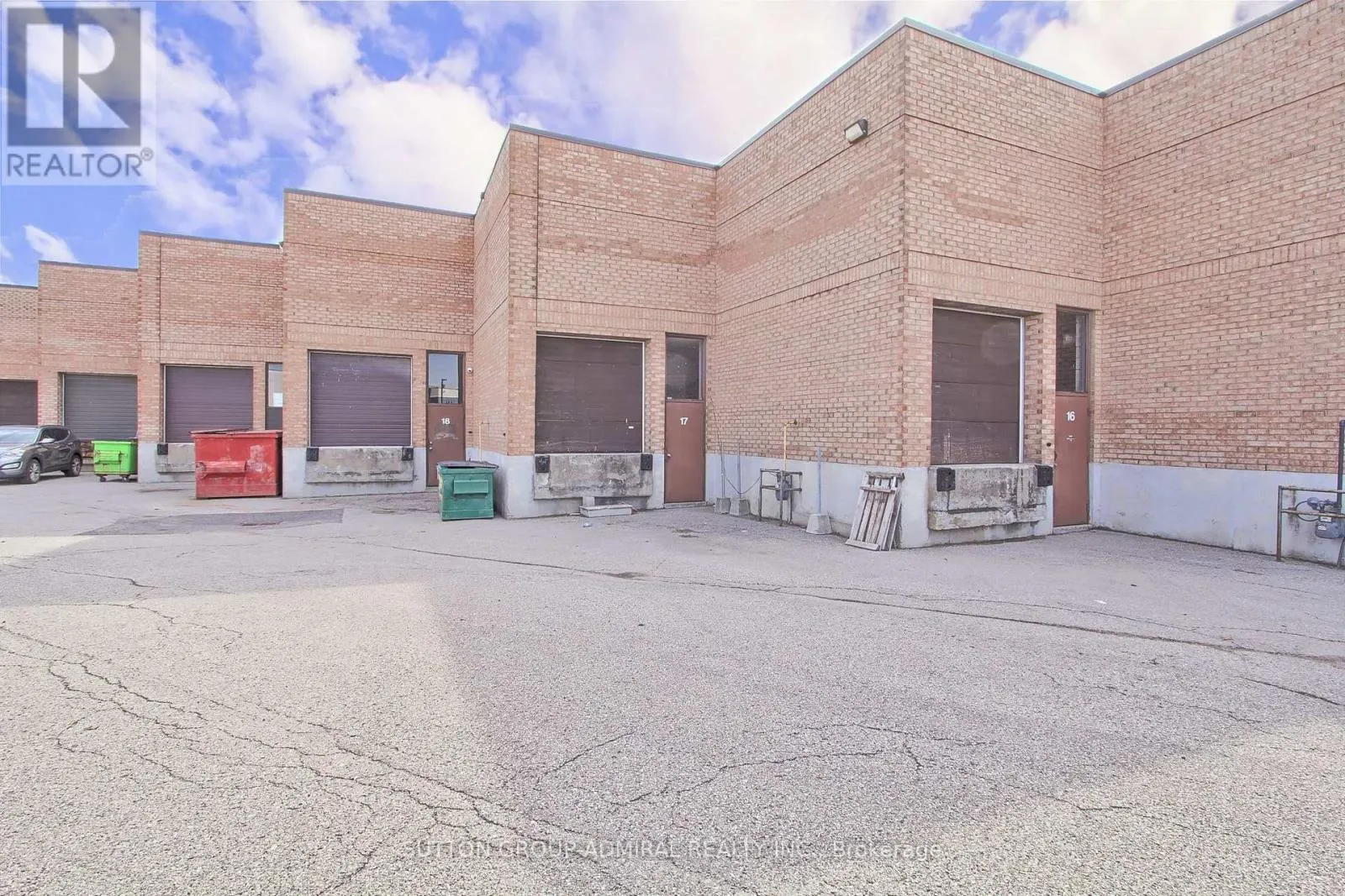 17 - 160 APPLEWOOD CRESCENT