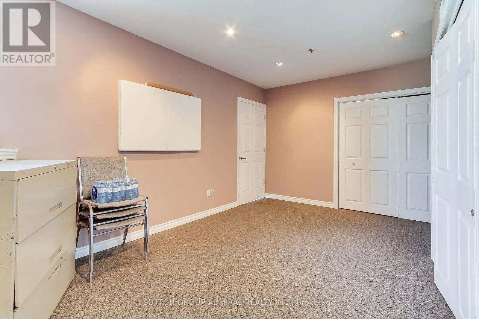 17 - 160 APPLEWOOD CRESCENT
