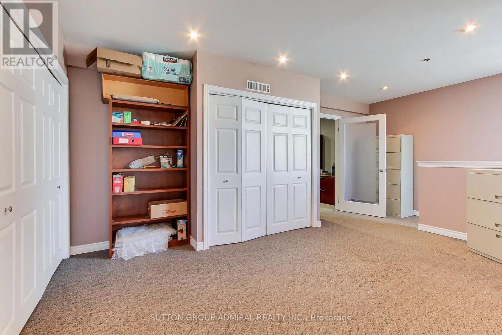 17 - 160 APPLEWOOD CRESCENT