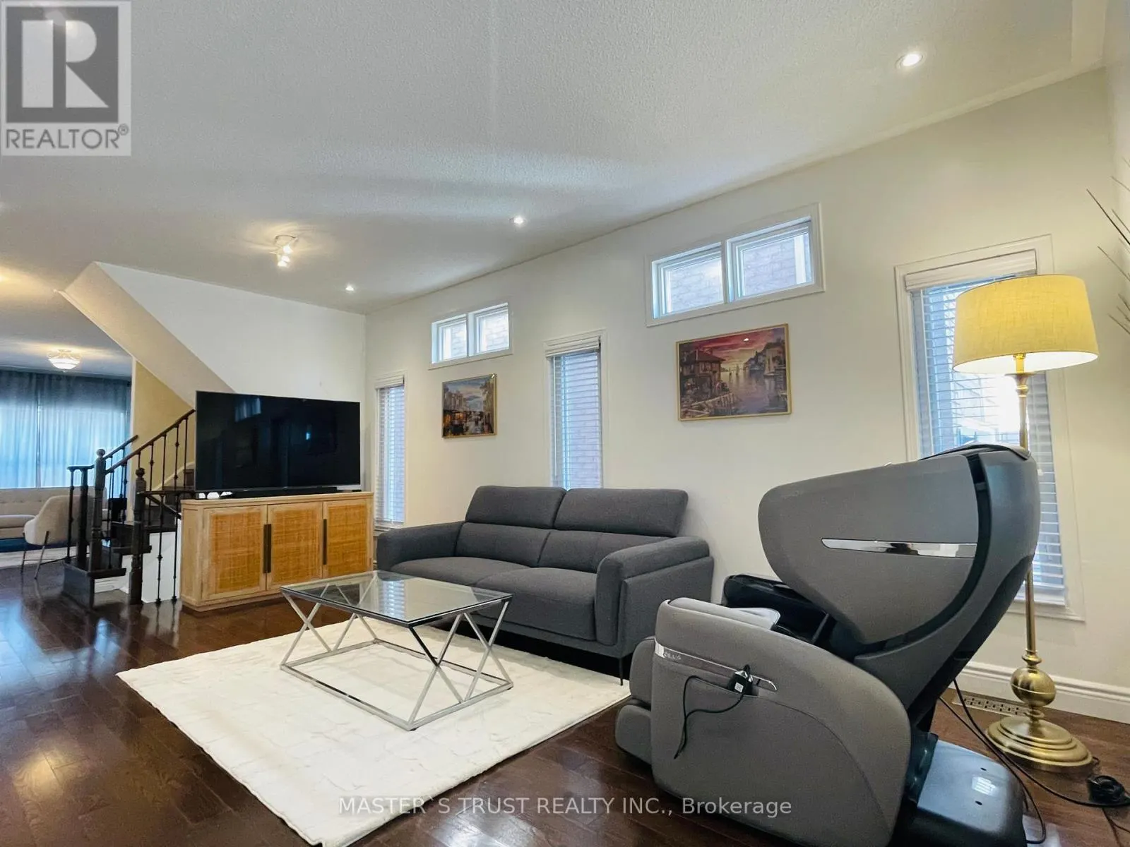 418 THE BRIDLE WALK