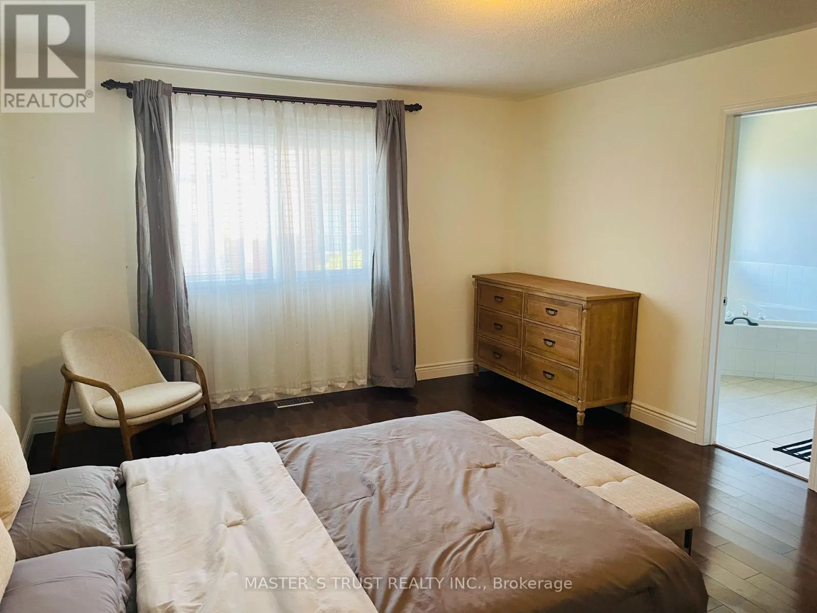 418 THE BRIDLE WALK
