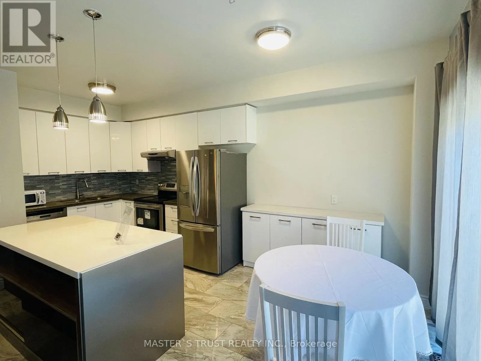 418 THE BRIDLE WALK