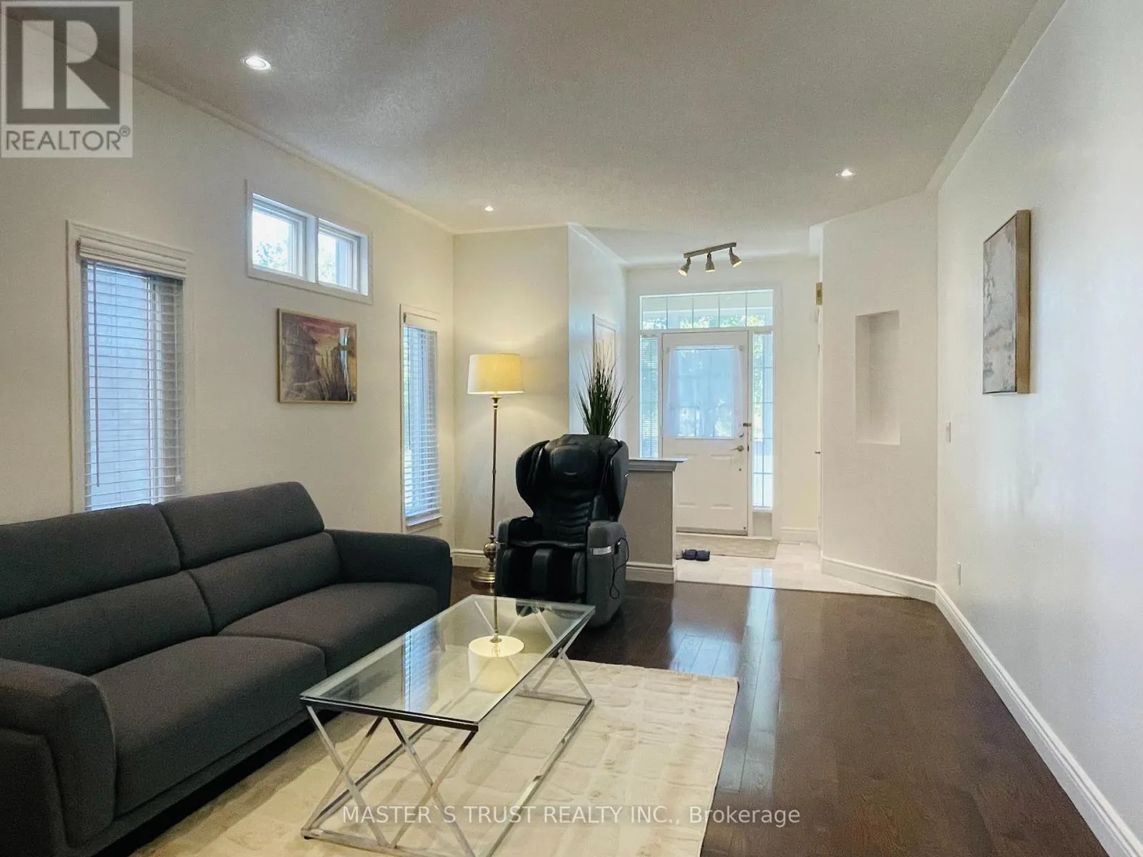 418 THE BRIDLE WALK