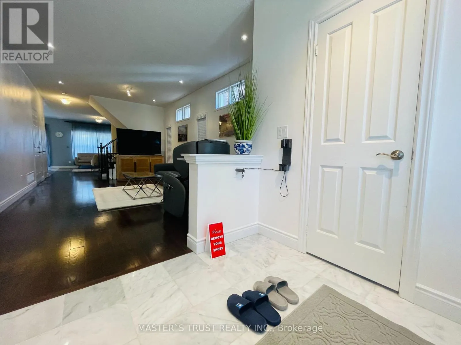 418 THE BRIDLE WALK