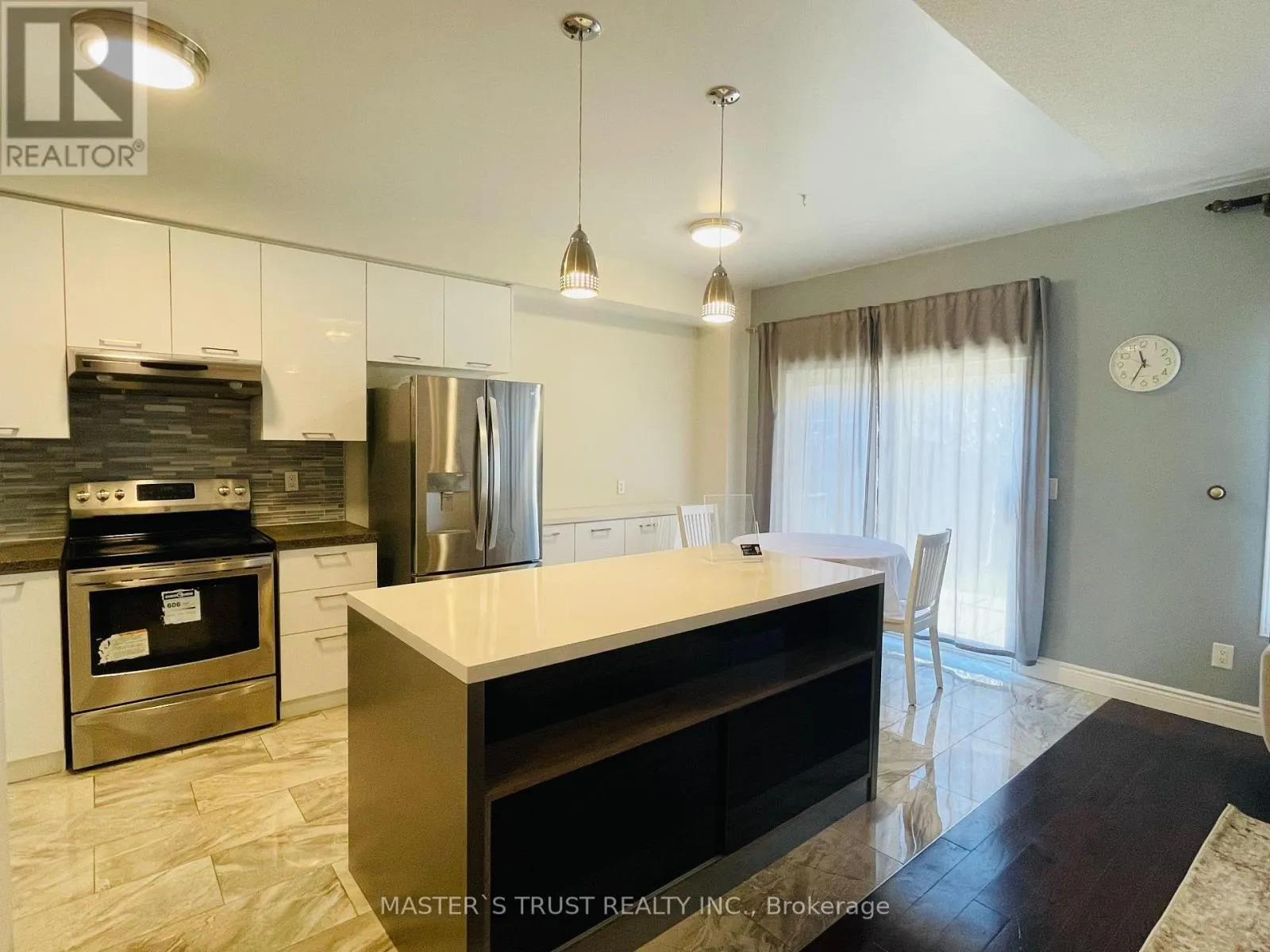 418 THE BRIDLE WALK