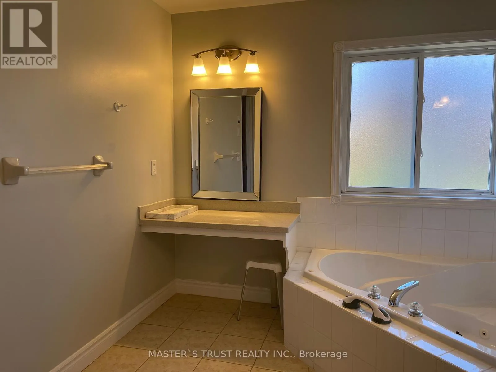 418 THE BRIDLE WALK
