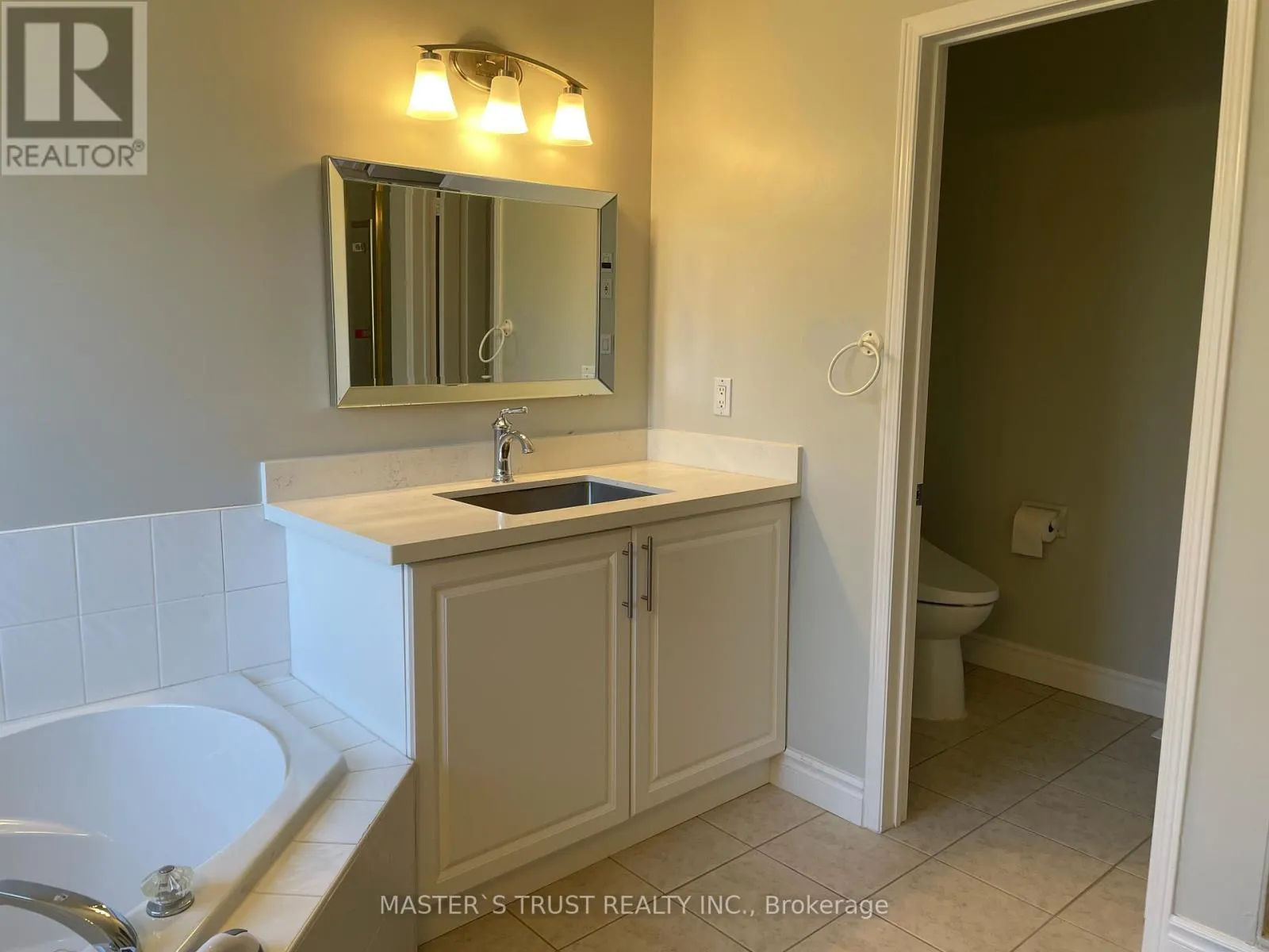 418 THE BRIDLE WALK
