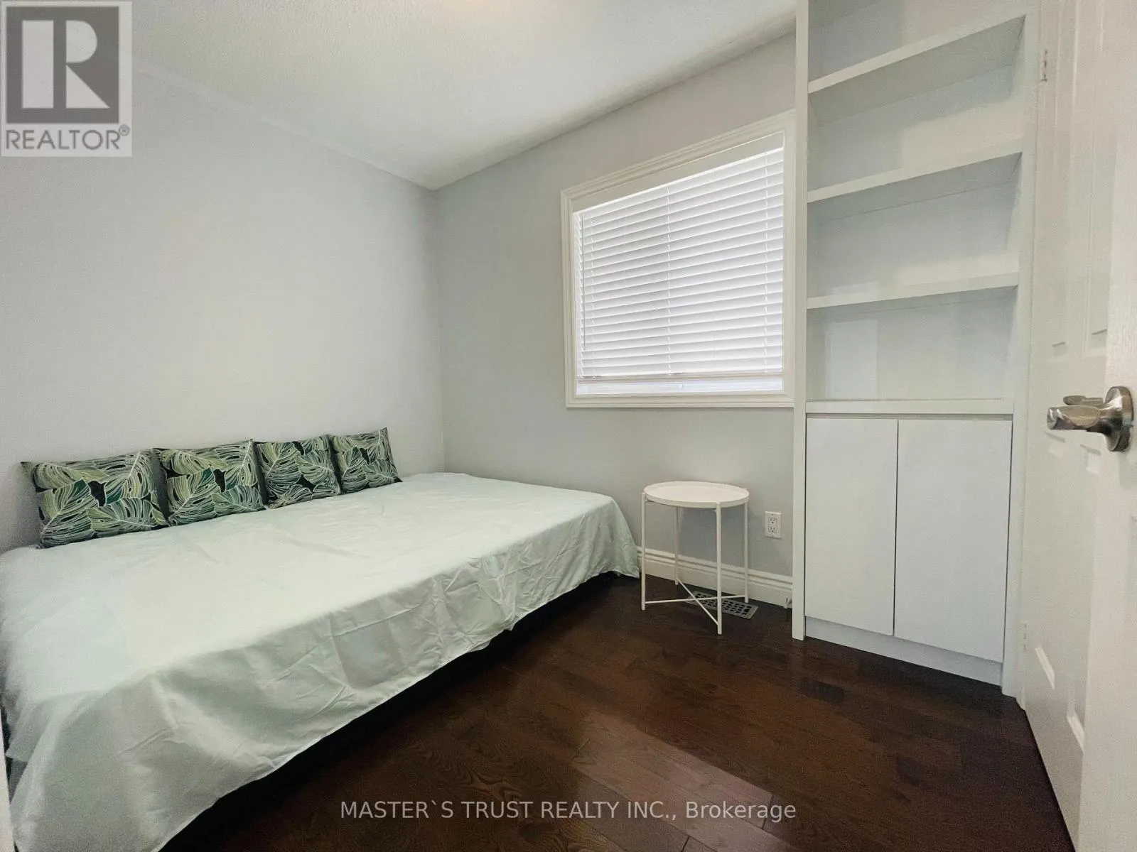 418 THE BRIDLE WALK