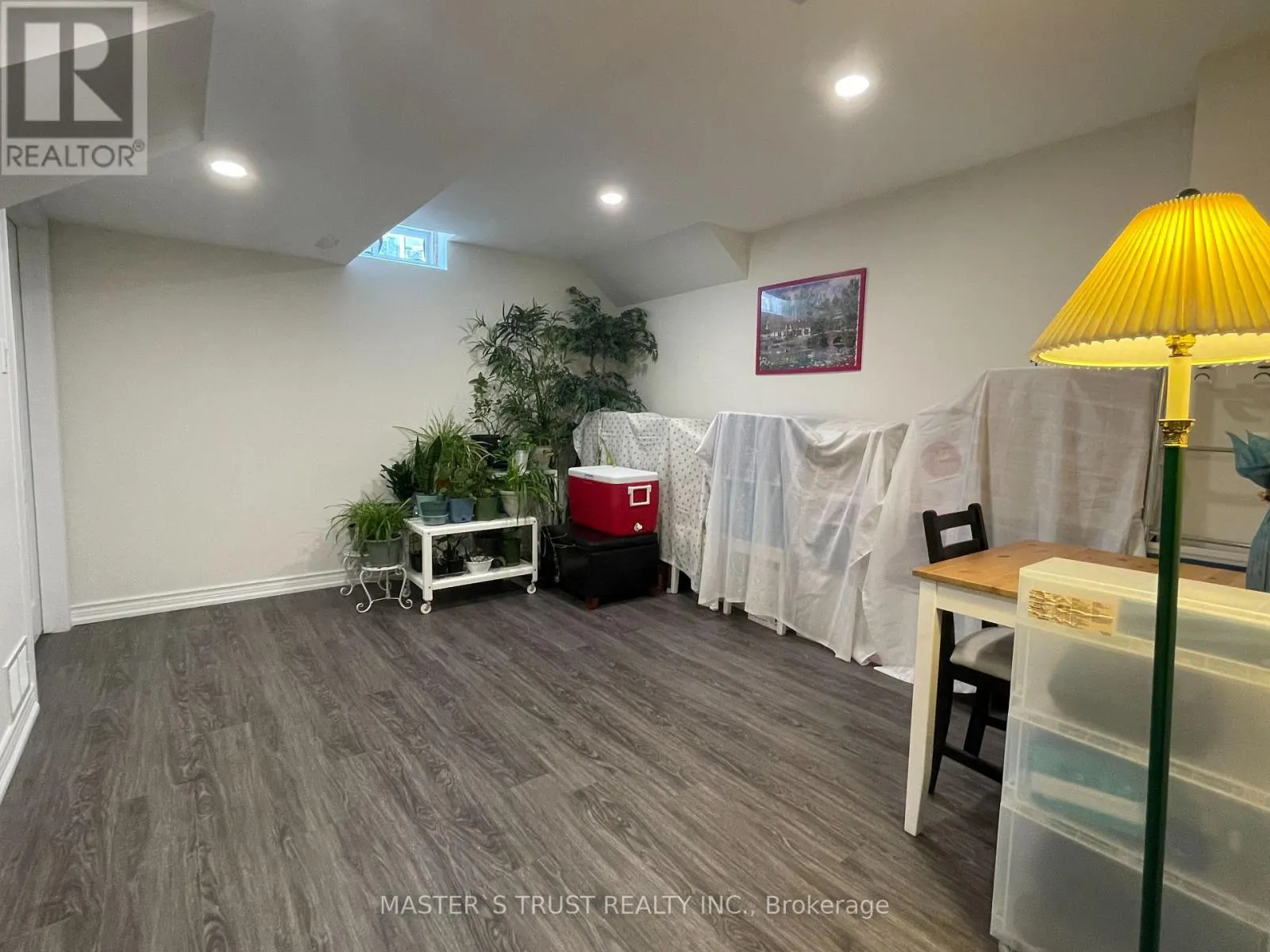 418 THE BRIDLE WALK