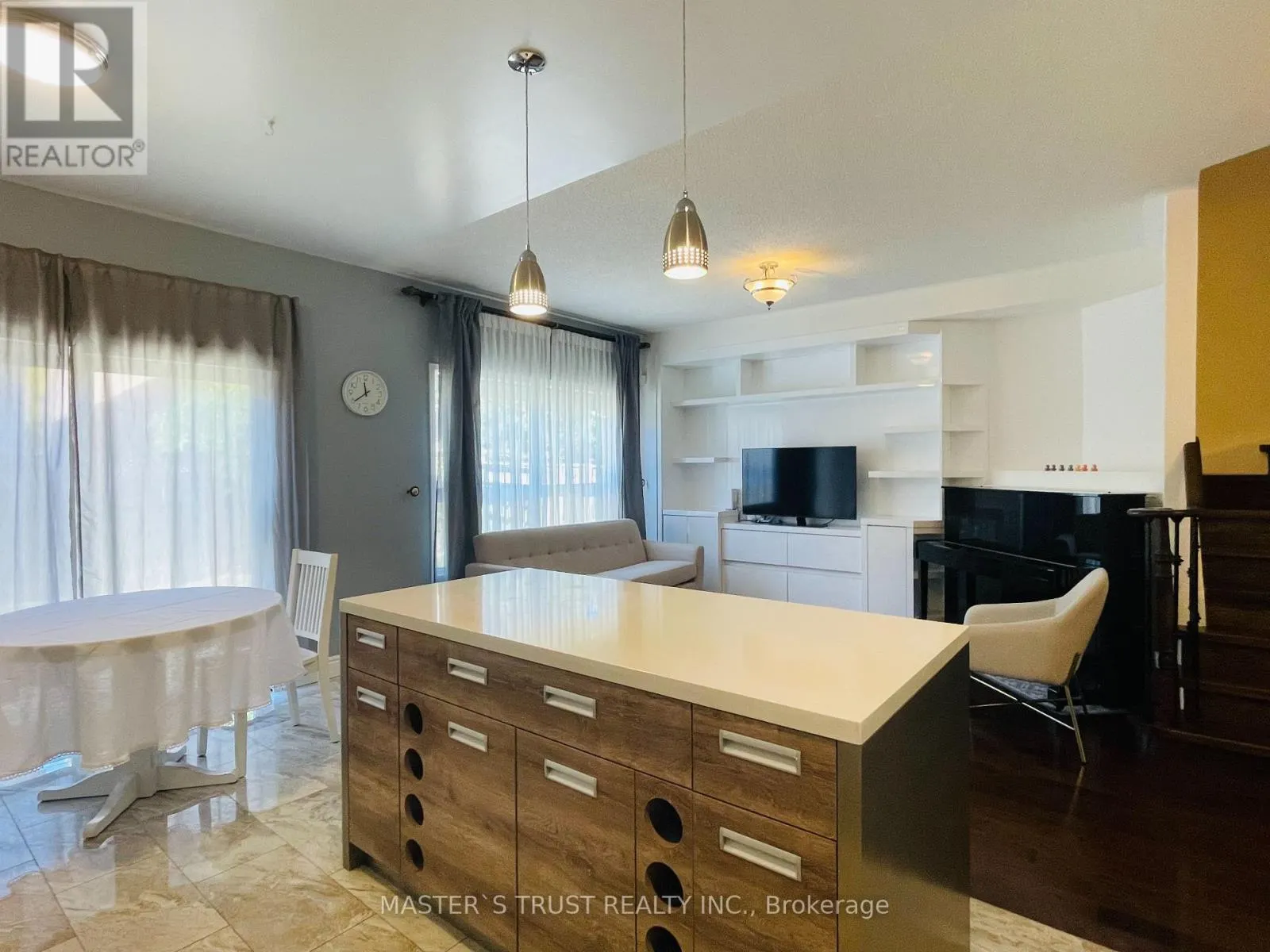418 THE BRIDLE WALK