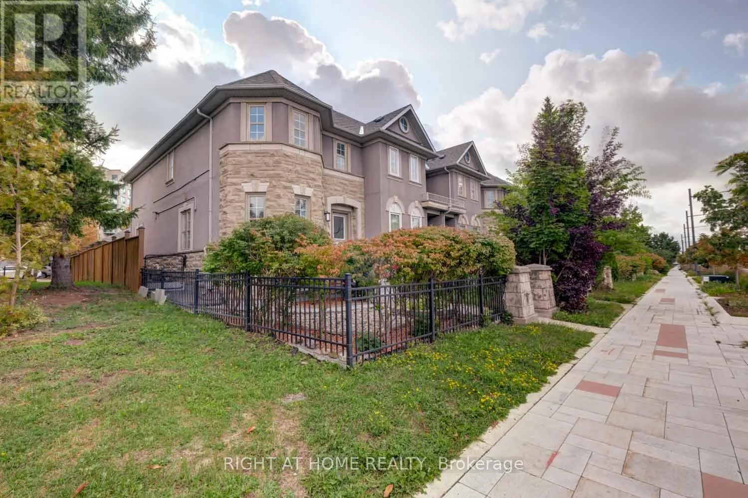 8963 YONGE STREET