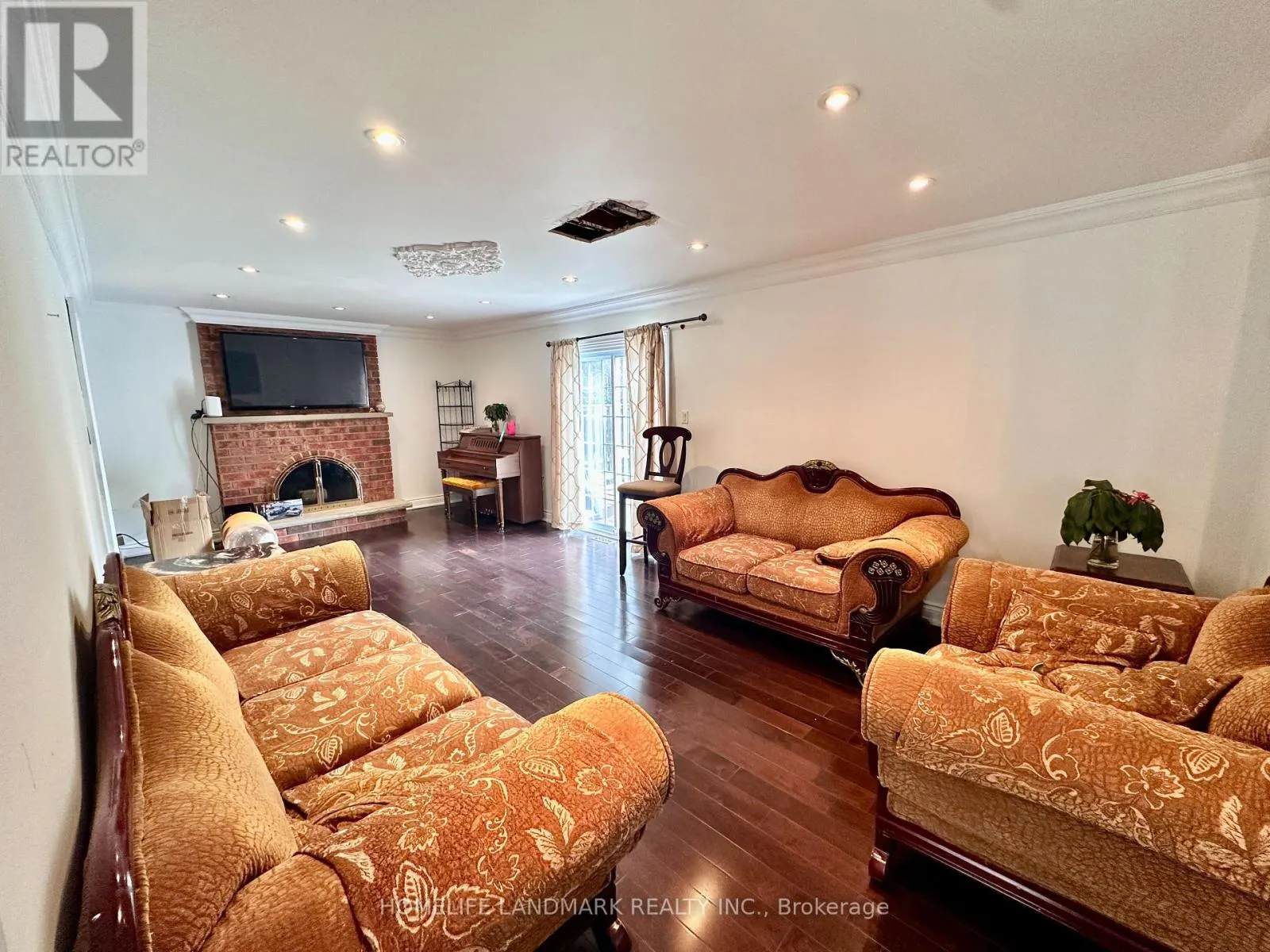 3ROOMS - 257 FINCHAM AVENUE
