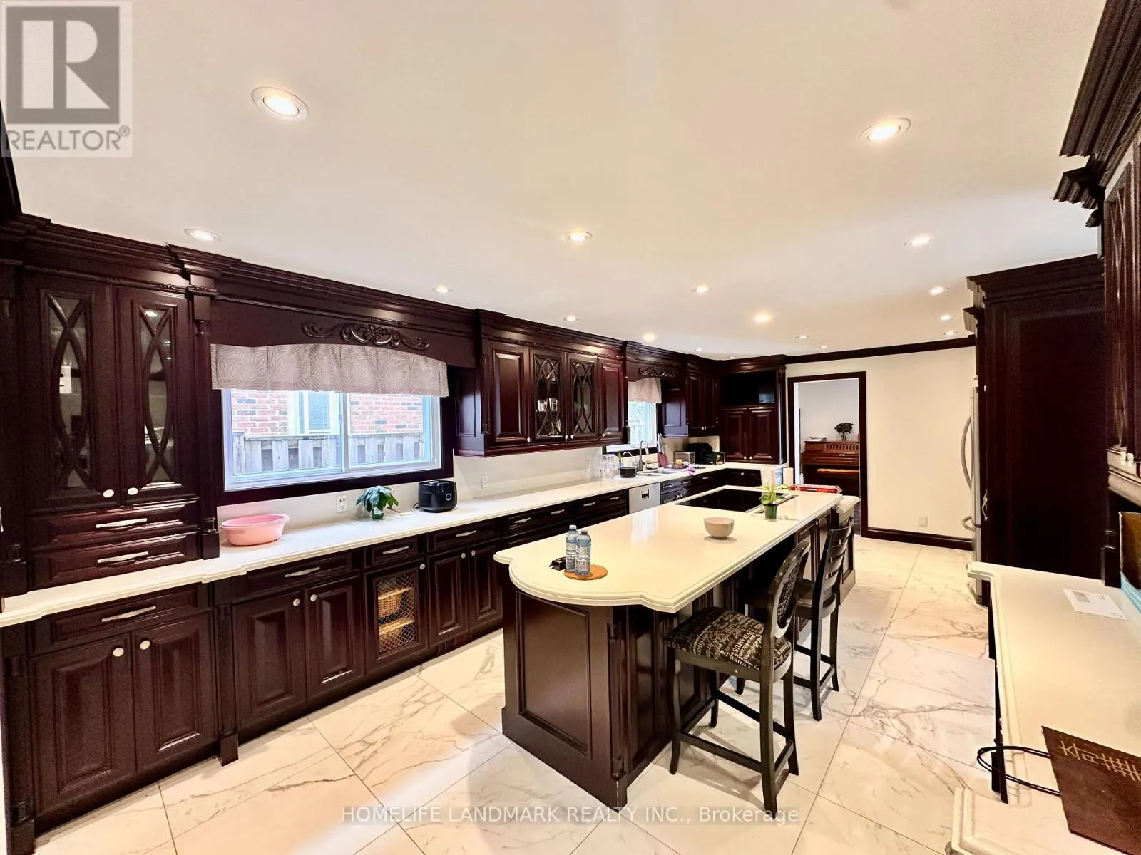 3ROOMS - 257 FINCHAM AVENUE