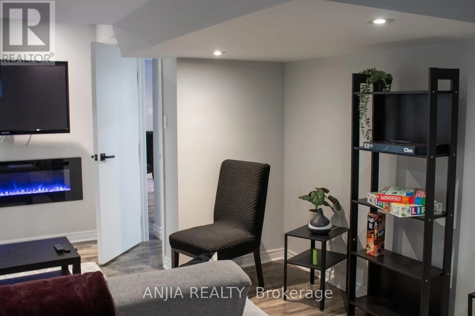 370 CHAMBERS CRESCENT