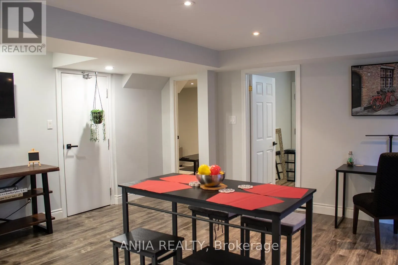 370 CHAMBERS CRESCENT