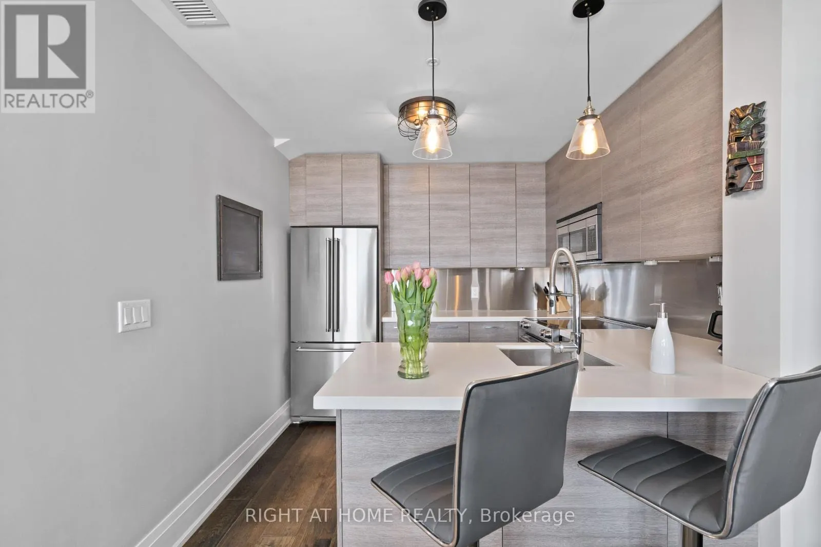 401 - 64 WELLS STREET