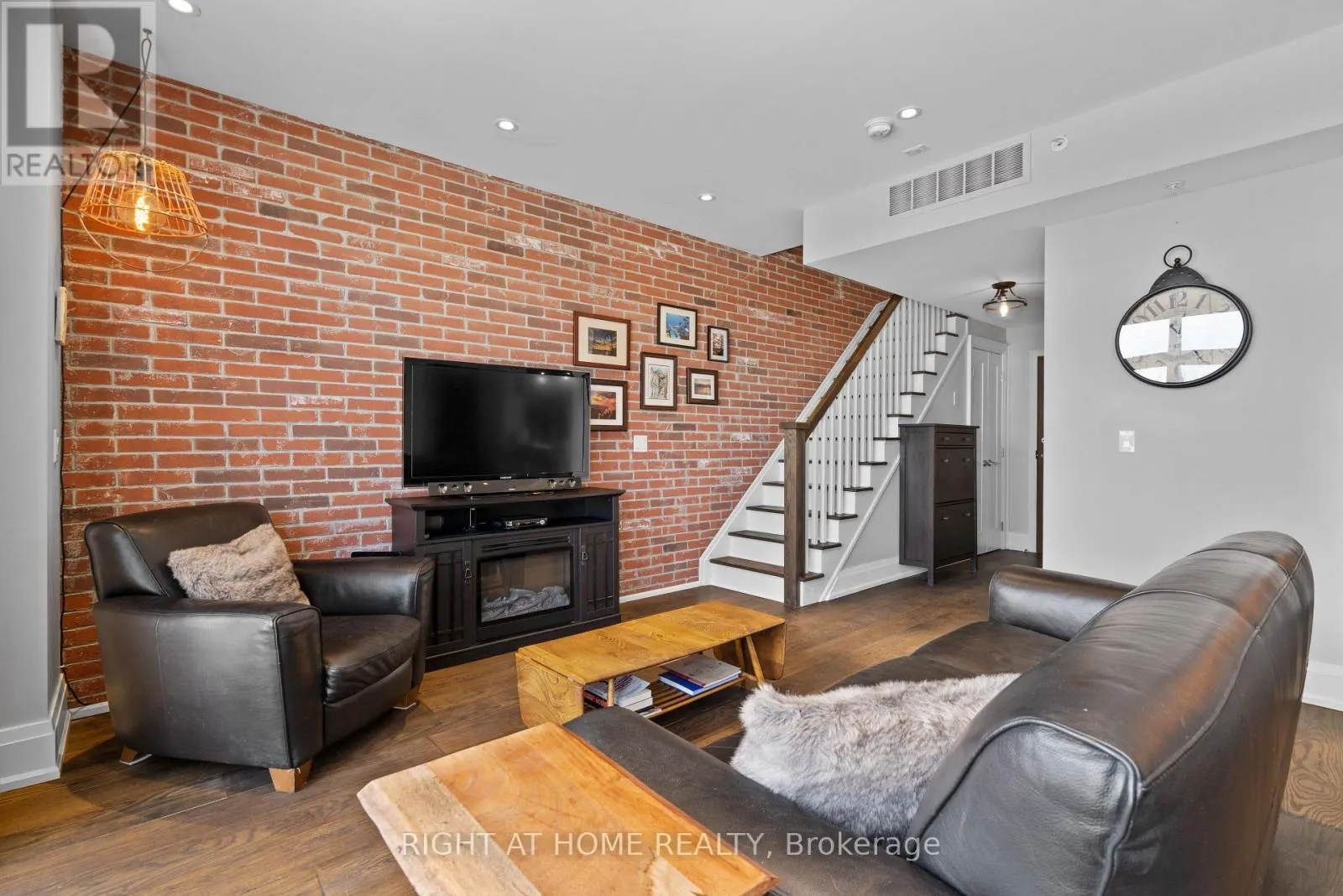 401 - 64 WELLS STREET