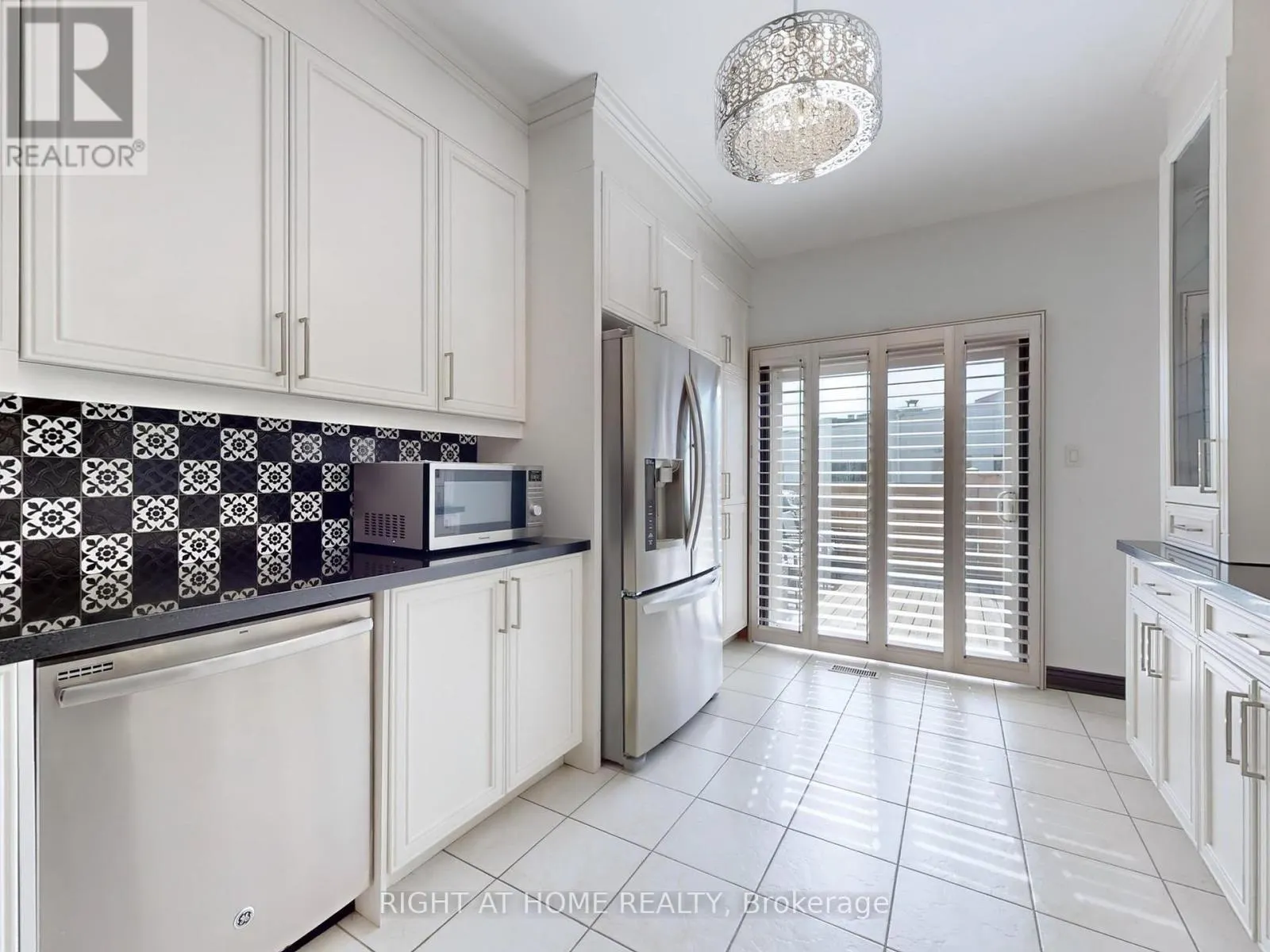 14 - 9 AMALFI COURT