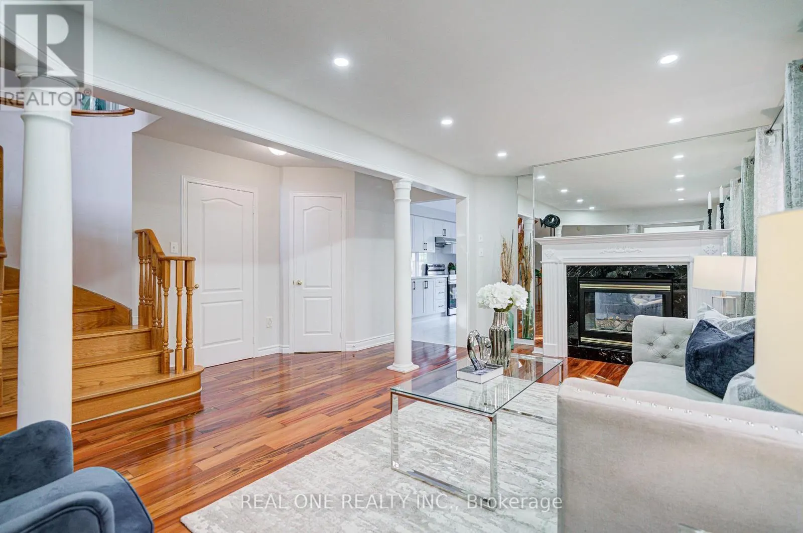32 FROBISHER STREET