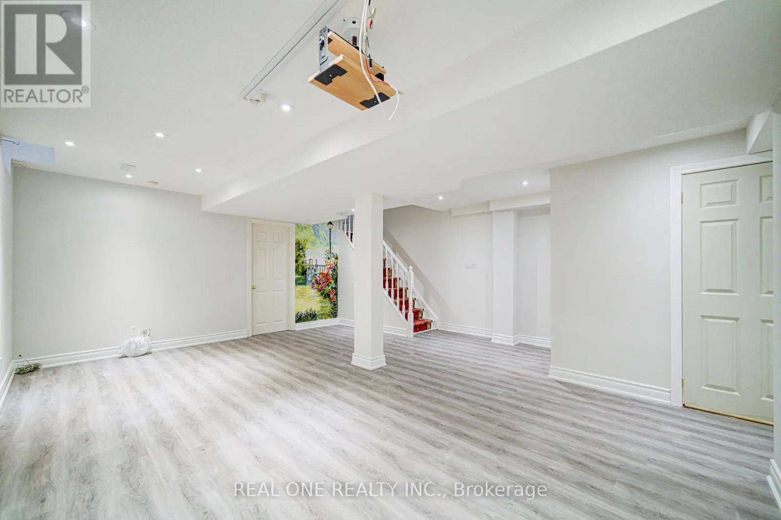 32 FROBISHER STREET