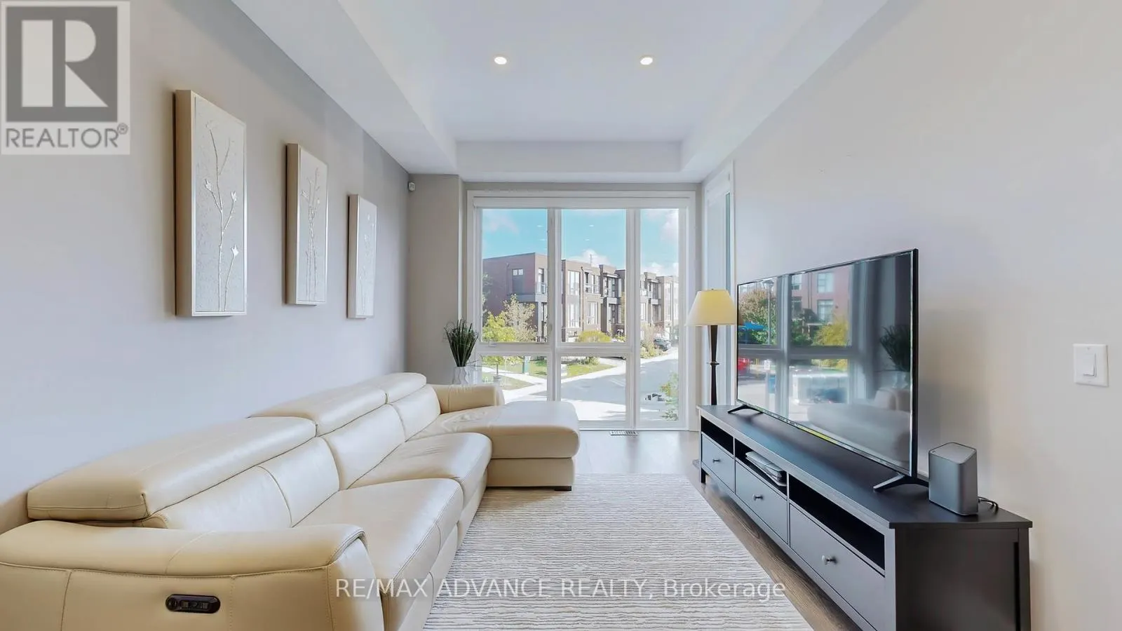 32 CRESTRIDGE DRIVE