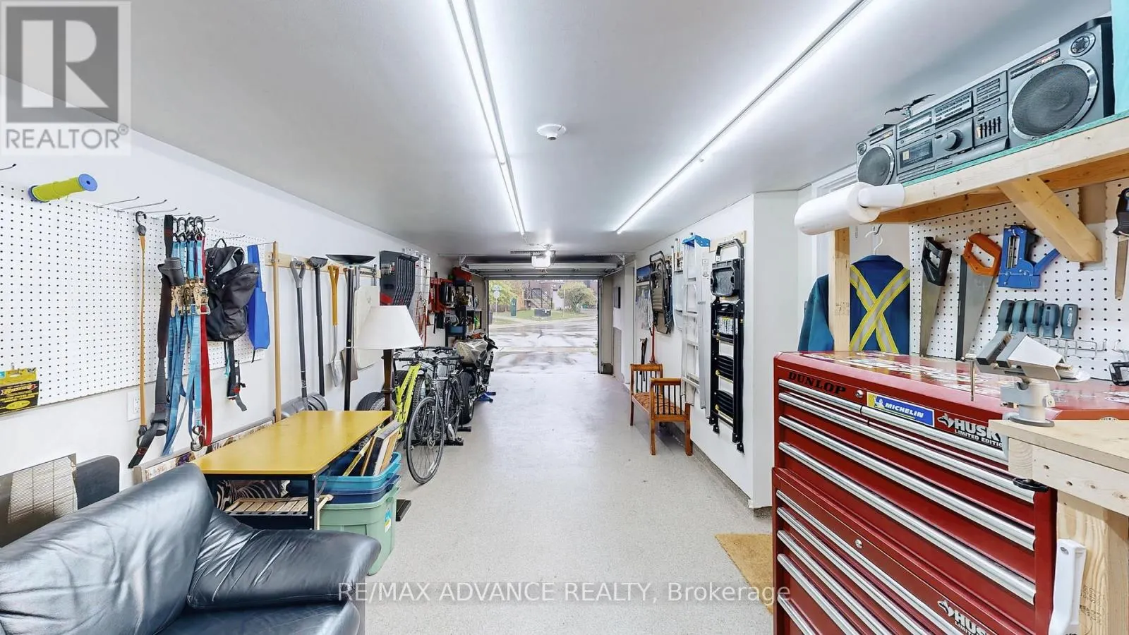 32 CRESTRIDGE DRIVE