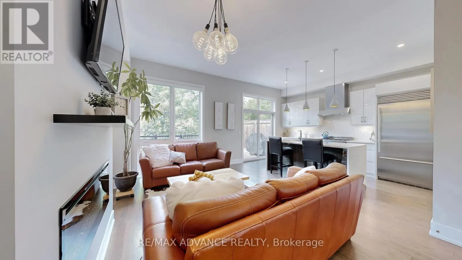 32 CRESTRIDGE DRIVE