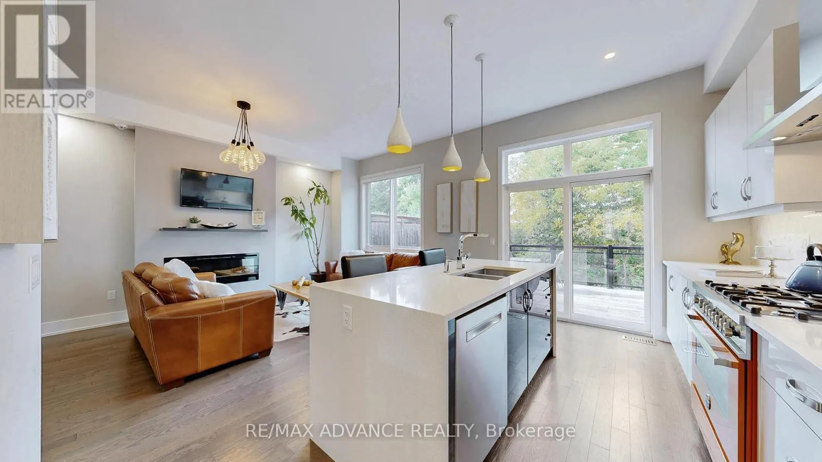 32 CRESTRIDGE DRIVE