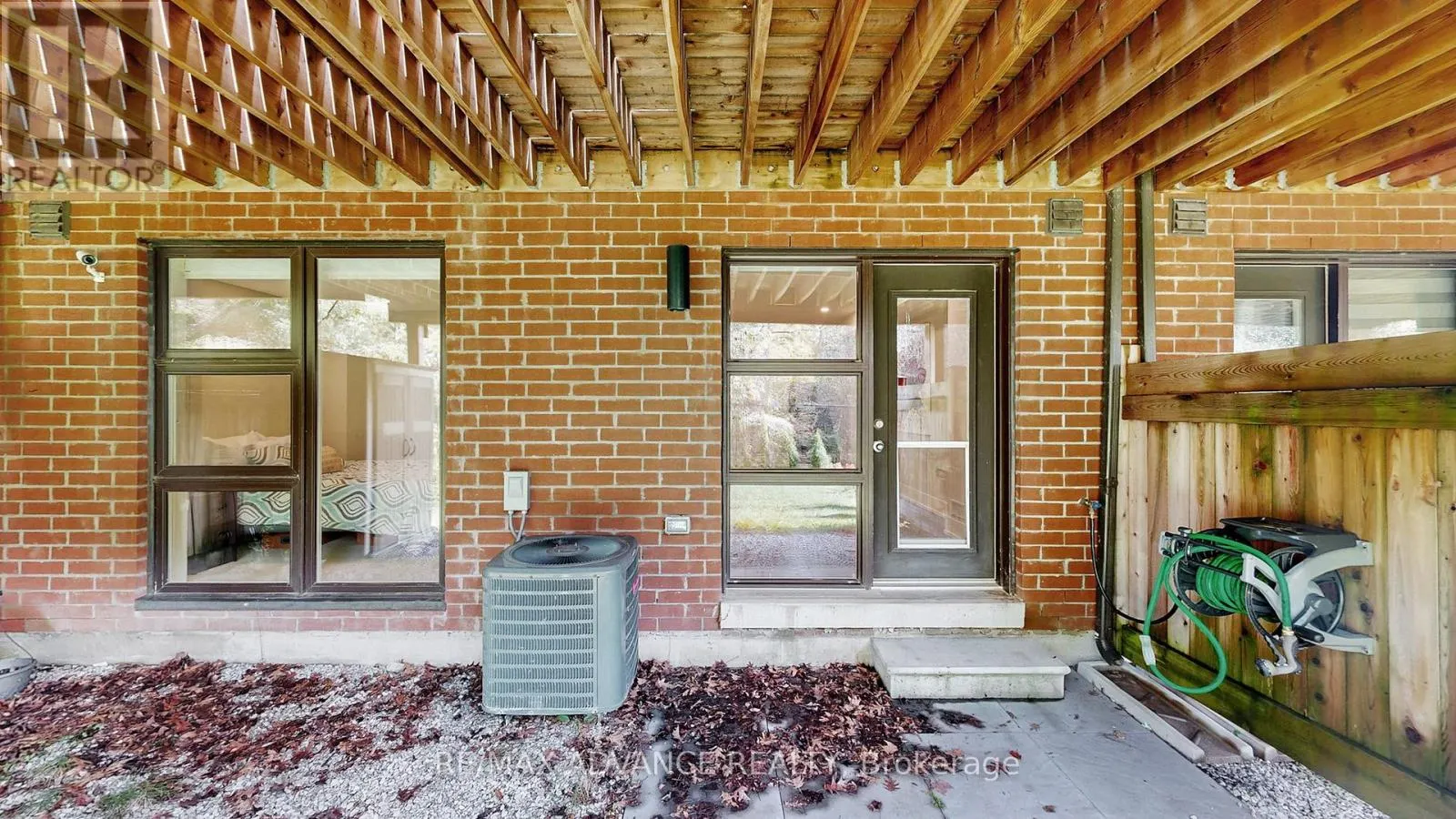 32 CRESTRIDGE DRIVE
